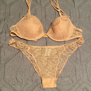 Intimissimi Bra and Panty Set (NWOT)